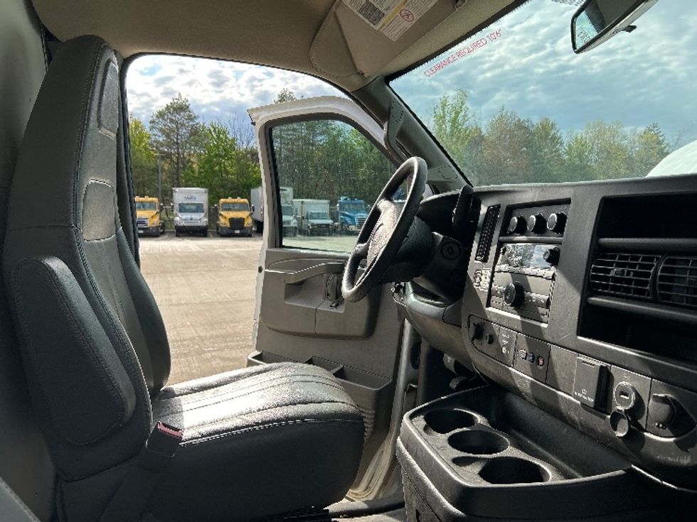 Light Duty Box Truck-Light and Medium Duty Trucks-GMC-2023-Savana G33903-Middlefield-OH-124,100\n\t\tmiles-$ 27,000 - Image 22