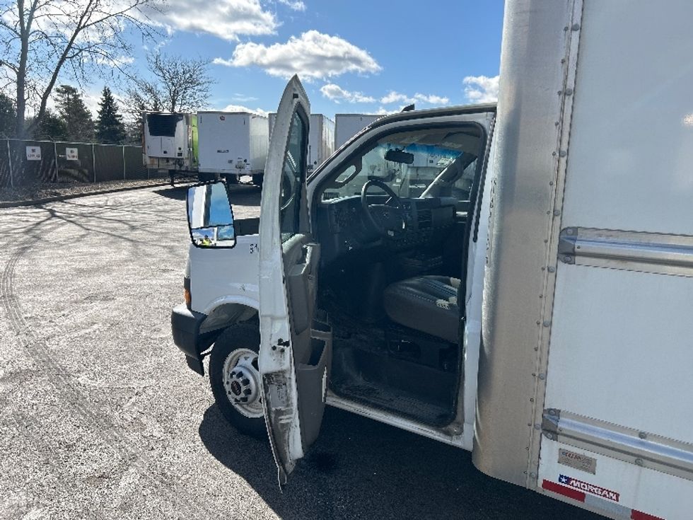 Light Duty Box Truck-Light and Medium Duty Trucks-GMC-2023-Savana G33903-Middlefield-OH-127,073\n\t\tmiles-$ 28,500 - Image 15
