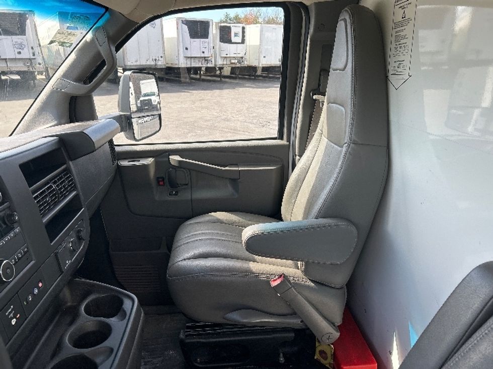 Light Duty Box Truck-Light and Medium Duty Trucks-GMC-2023-Savana G33903-Middlefield-OH-127,073\n\t\tmiles-$ 28,500 - Image 18