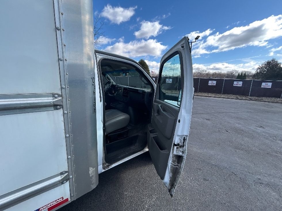Light Duty Box Truck-Light and Medium Duty Trucks-GMC-2023-Savana G33903-Middlefield-OH-127,073\n\t\tmiles-$ 28,500 - Image 19