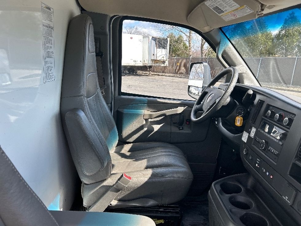 Light Duty Box Truck-Light and Medium Duty Trucks-GMC-2023-Savana G33903-Middlefield-OH-127,073\n\t\tmiles-$ 28,500 - Image 21