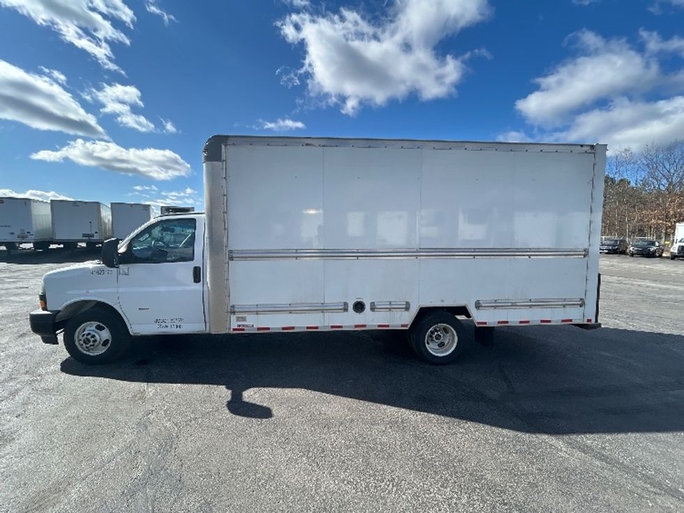 Light Duty Box Truck-Light and Medium Duty Trucks-GMC-2023-Savana G33903-Middlefield-OH-127,073\n\t\tmiles-$ 28,500 - Image 4
