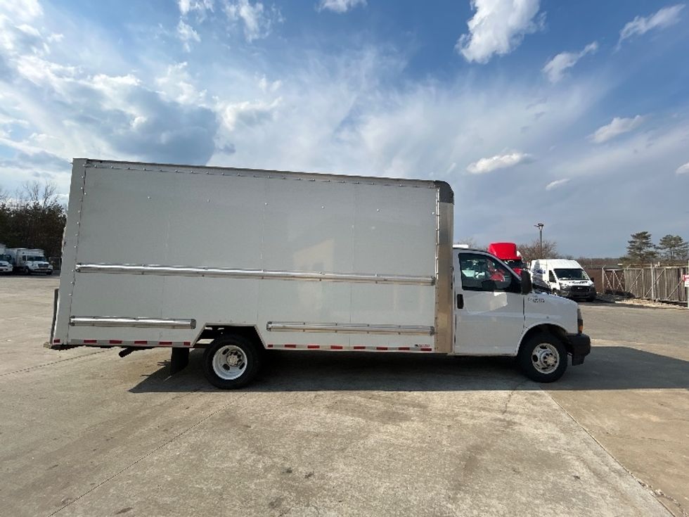Light Duty Box Truck-Light and Medium Duty Trucks-GMC-2023-Savana G33903-Middlefield-OH-132,365\n\t\tmiles-$ 28,750 - Image 15