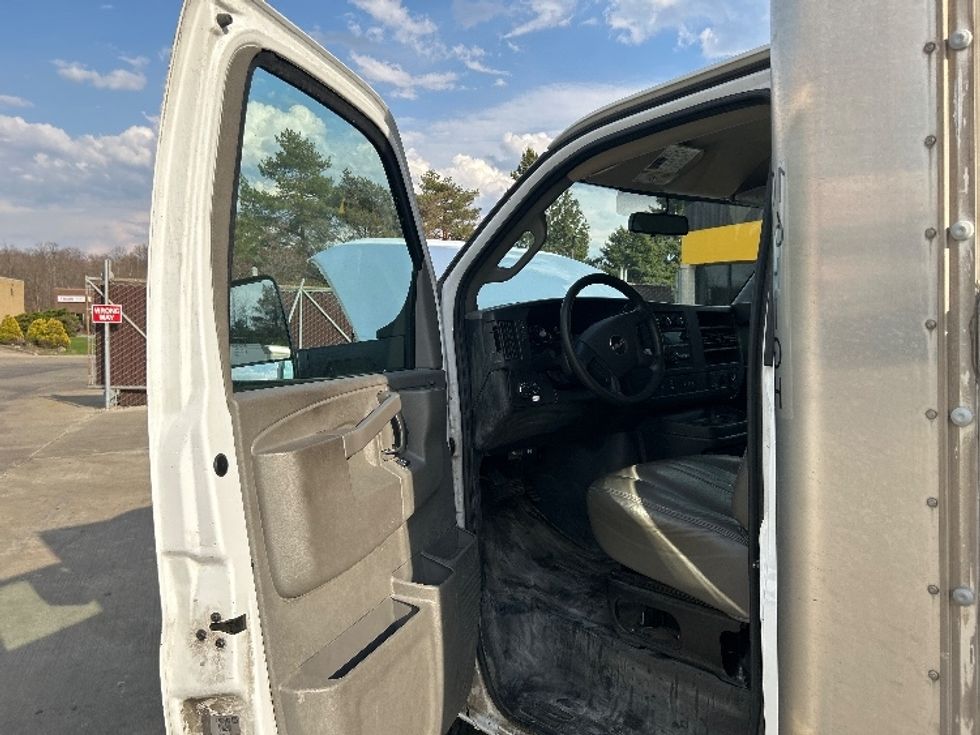 Light Duty Box Truck-Light and Medium Duty Trucks-GMC-2023-Savana G33903-Middlefield-OH-132,365\n\t\tmiles-$ 28,750 - Image 16