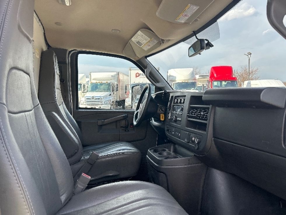 Light Duty Box Truck-Light and Medium Duty Trucks-GMC-2023-Savana G33903-Middlefield-OH-132,365\n\t\tmiles-$ 28,750 - Image 22