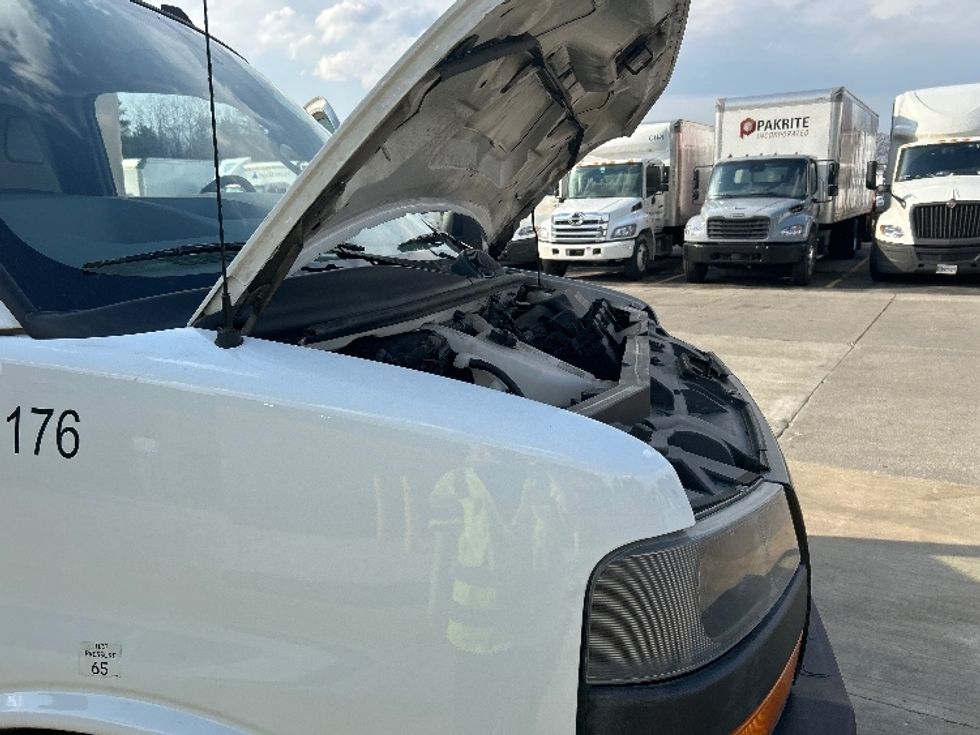 Light Duty Box Truck-Light and Medium Duty Trucks-GMC-2023-Savana G33903-Middlefield-OH-132,365\n\t\tmiles-$ 28,750 - Image 23