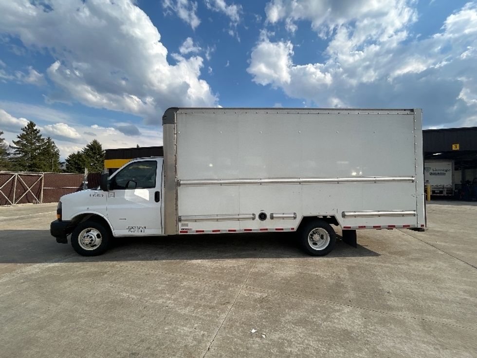 Light Duty Box Truck-Light and Medium Duty Trucks-GMC-2023-Savana G33903-Middlefield-OH-132,365\n\t\tmiles-$ 28,750 - Image 4