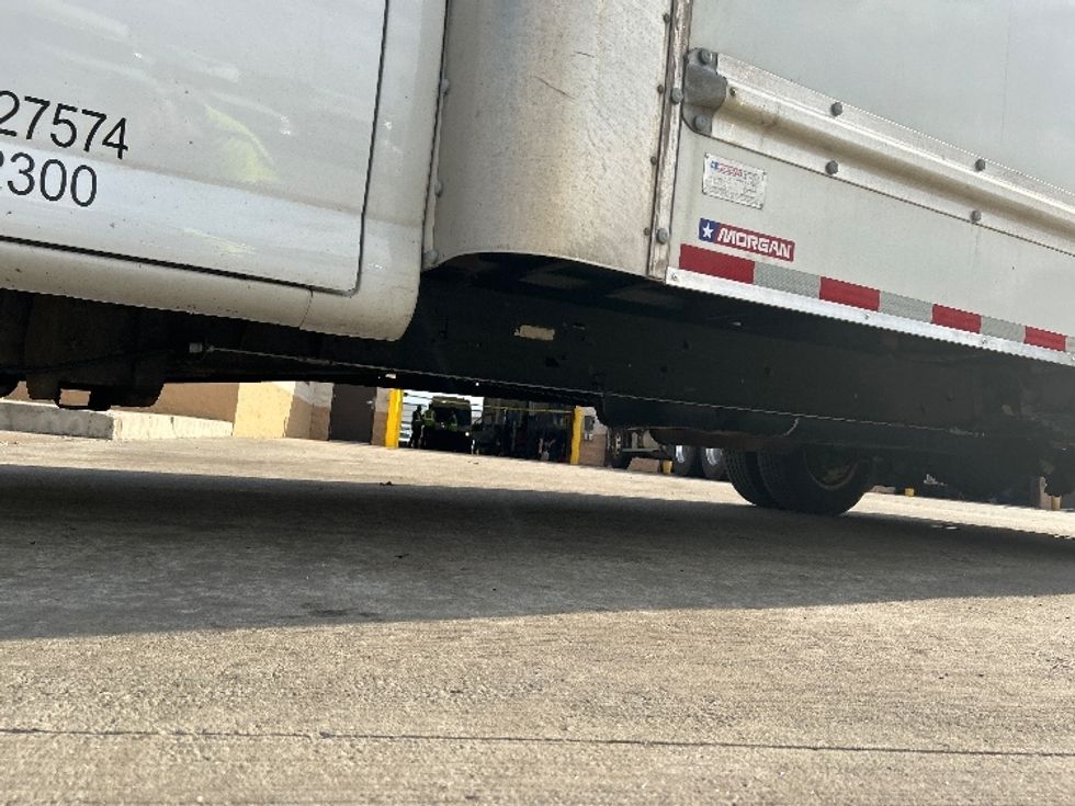 Light Duty Box Truck-Light and Medium Duty Trucks-GMC-2023-Savana G33903-Middlefield-OH-132,365\n\t\tmiles-$ 28,750 - Image 5