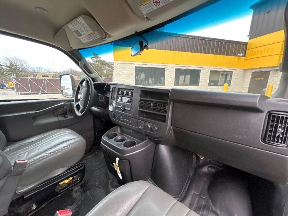 Light Duty Box Truck-Light and Medium Duty Trucks-GMC-2023-Savana G33903-Middlefield-OH-134,674\n\t\tmiles-$ 27,250 - Image 20