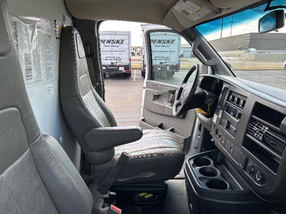 Light Duty Box Truck-Light and Medium Duty Trucks-GMC-2023-Savana G33903-Milwaukee-WI-86,334\n\t\tmiles-$ 37,000 - Image 22