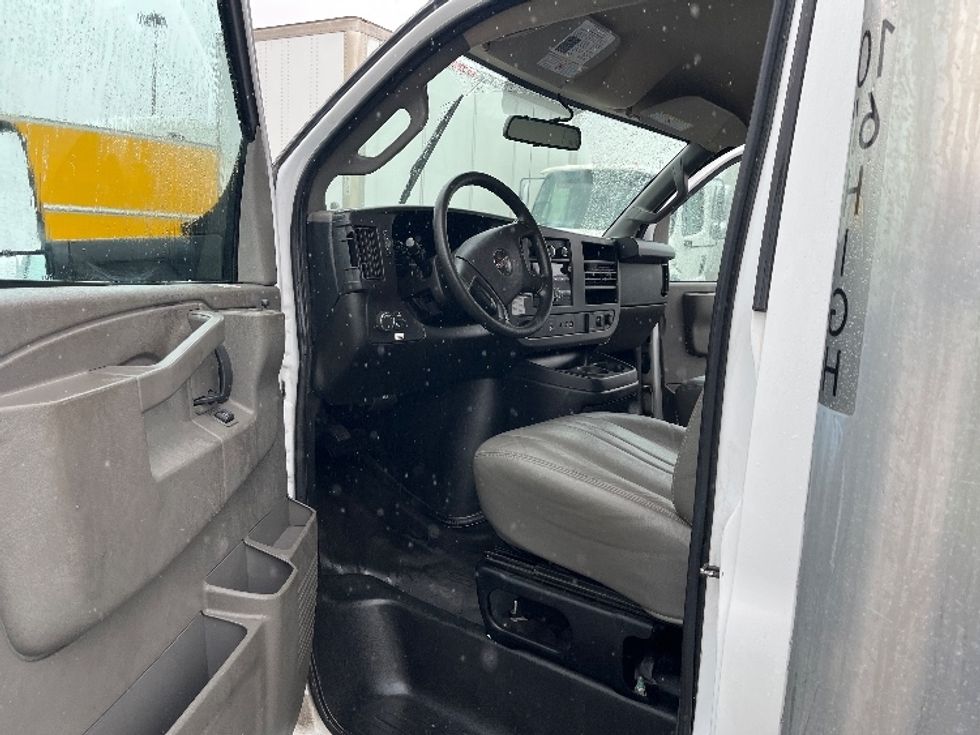 Light Duty Box Truck-Light and Medium Duty Trucks-GMC-2023-Savana G33903-Romulus-MI-101,956\n\t\tmiles-$ 32,500 - Image 15