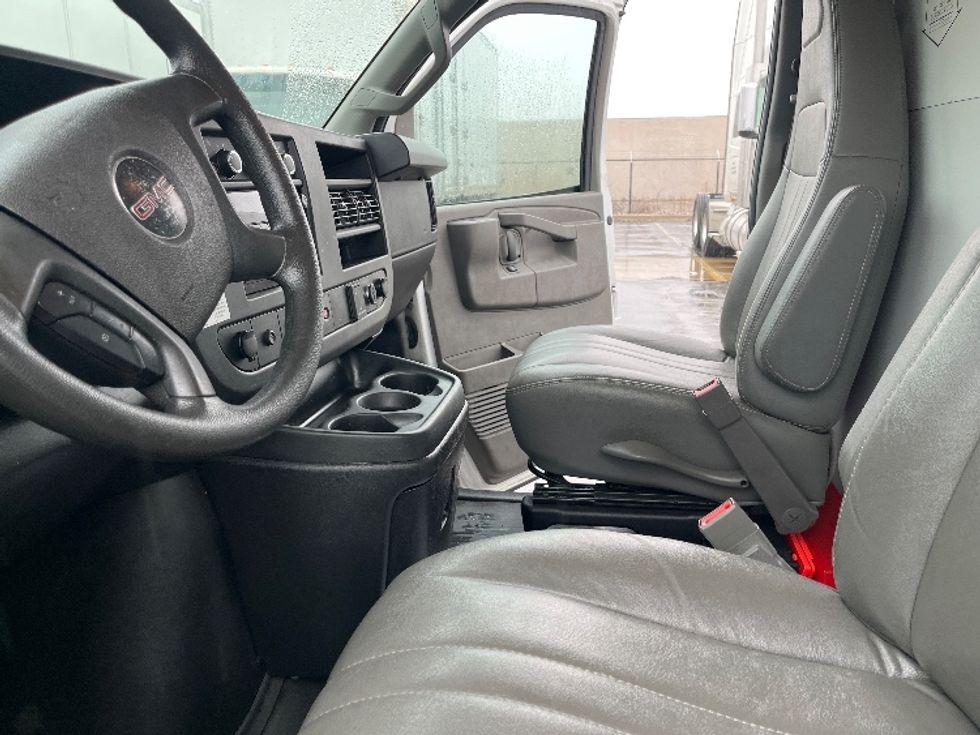 Light Duty Box Truck-Light and Medium Duty Trucks-GMC-2023-Savana G33903-Romulus-MI-101,956\n\t\tmiles-$ 32,500 - Image 18