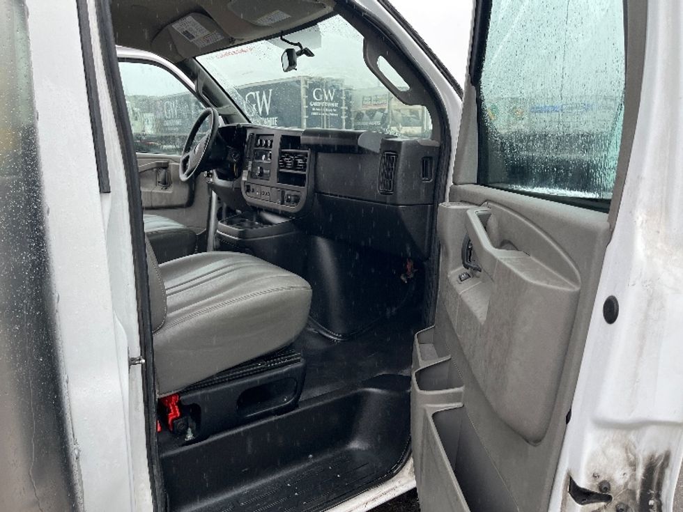Light Duty Box Truck-Light and Medium Duty Trucks-GMC-2023-Savana G33903-Romulus-MI-101,956\n\t\tmiles-$ 32,500 - Image 19