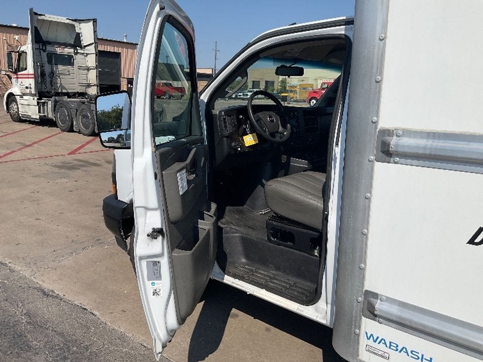 Light Duty Box Truck-Light and Medium Duty Trucks-GMC-2023-Savana G33903-Tulsa-OK-104,333\n\t\tmiles-$ 32,000 - Image 16