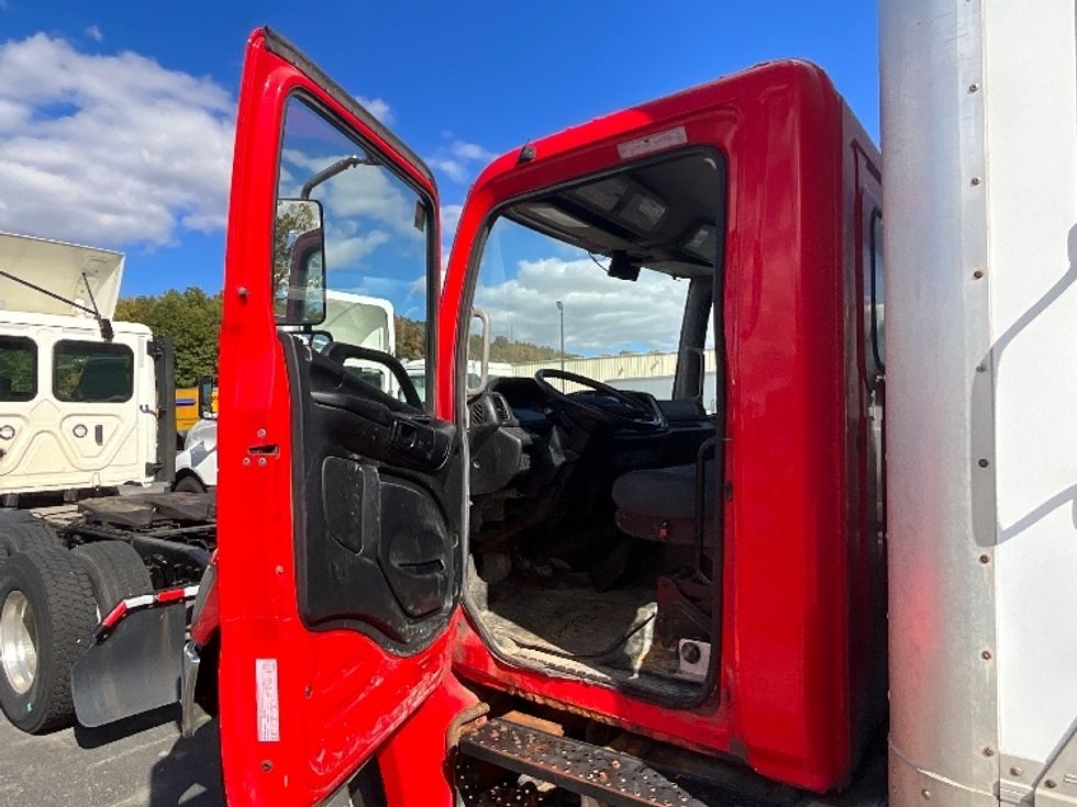 Light Duty Box Truck-Light and Medium Duty Trucks-Hino-2016-338-London-ON-295,928\n\t\tkm-$ 18,500 - Image 16