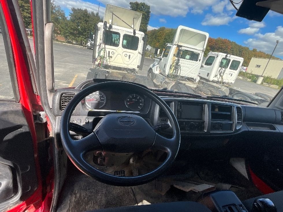 Light Duty Box Truck-Light and Medium Duty Trucks-Hino-2016-338-London-ON-295,928\n\t\tkm-$ 18,500 - Image 17