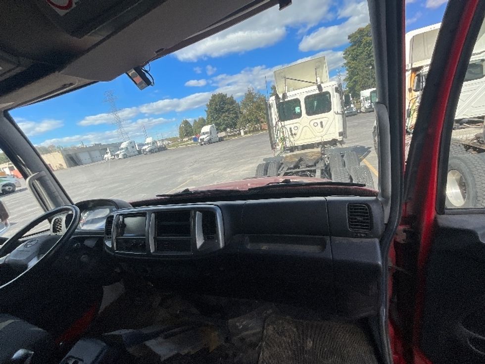 Light Duty Box Truck-Light and Medium Duty Trucks-Hino-2016-338-London-ON-295,928\n\t\tkm-$ 18,500 - Image 21