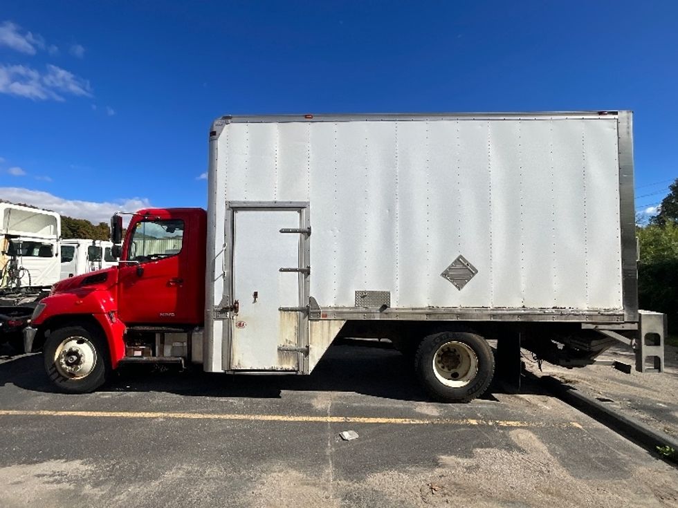 Light Duty Box Truck-Light and Medium Duty Trucks-Hino-2016-338-London-ON-295,928\n\t\tkm-$ 18,500 - Image 4