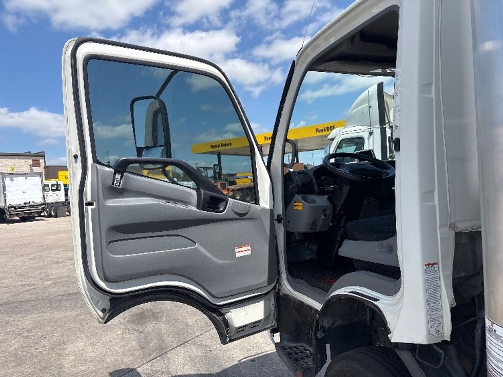 Light Duty Box Truck-Light and Medium Duty Trucks-Hino-2017-155-Arlington-TX-196,072\n\t\tmiles-$ 14,000 - Image 16