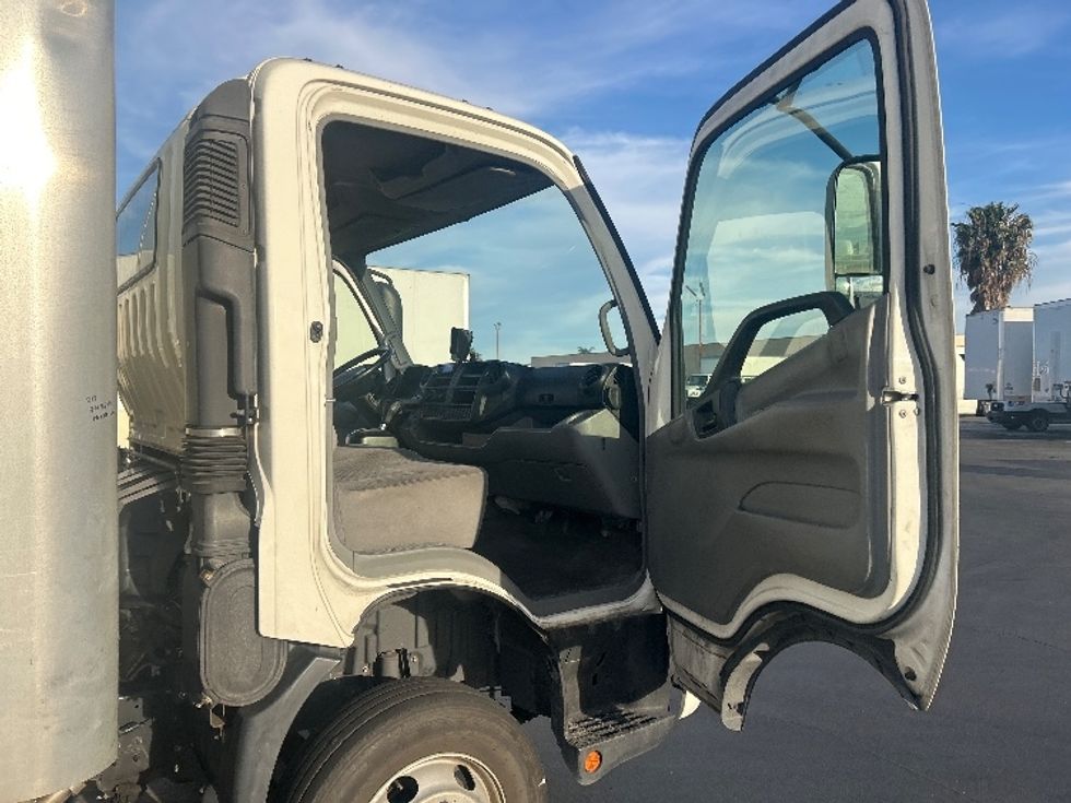 Light Duty Box Truck-Light and Medium Duty Trucks-Hino-2017-155-Torrance-CA-129,257\n\t\tmiles-$ 32,000 - Image 19