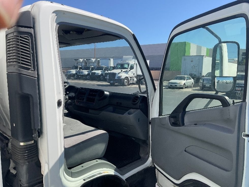 Light Duty Box Truck-Light and Medium Duty Trucks-Hino-2018-155-Torrance-CA-72,103\n\t\tmiles-$ 36,750 - Image 20