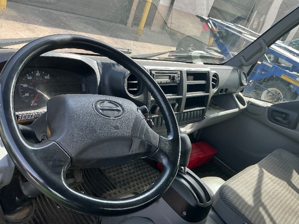 Light Duty Box Truck-Light and Medium Duty Trucks-Hino-2019-155-Chicopee-MA-165,283\n\t\tmiles-$ 27,250 - Image 17