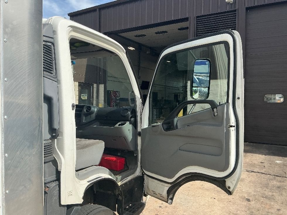 Light Duty Box Truck-Light and Medium Duty Trucks-Hino-2019-155-Chicopee-MA-165,283\n\t\tmiles-$ 27,250 - Image 20
