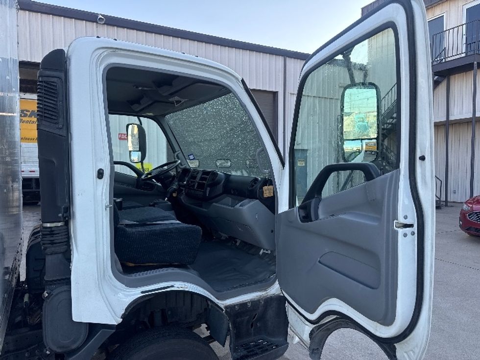 Light Duty Box Truck-Light and Medium Duty Trucks-Hino-2019-155-Dallas-TX-137,503\n\t\tmiles-$ 33,000 - Image 19