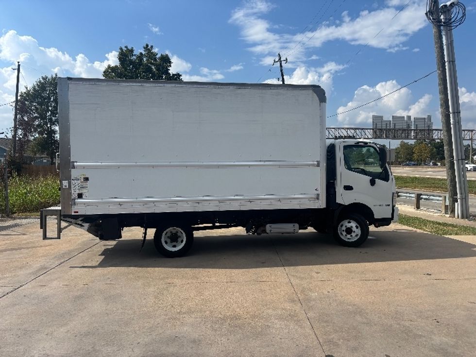 Light Duty Box Truck-Light and Medium Duty Trucks-Hino-2019-155-Houston-TX-123,593\n\t\tmiles-$ 37,000 - Image 13