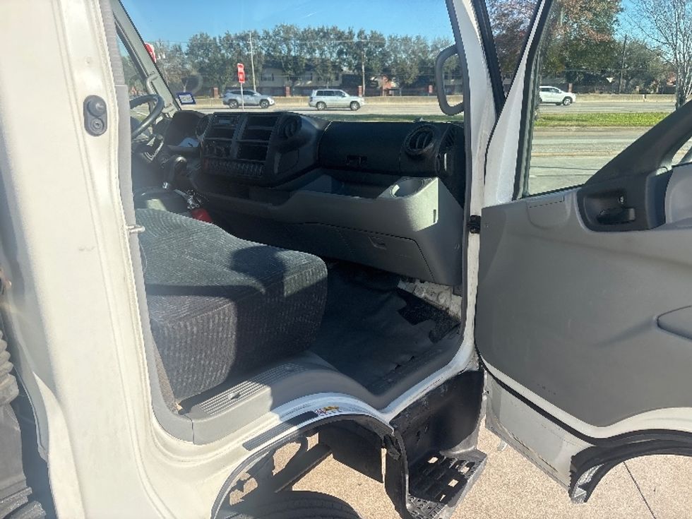 Light Duty Box Truck-Light and Medium Duty Trucks-Hino-2019-155-Houston-TX-150,806\n\t\tmiles-$ 33,750 - Image 19