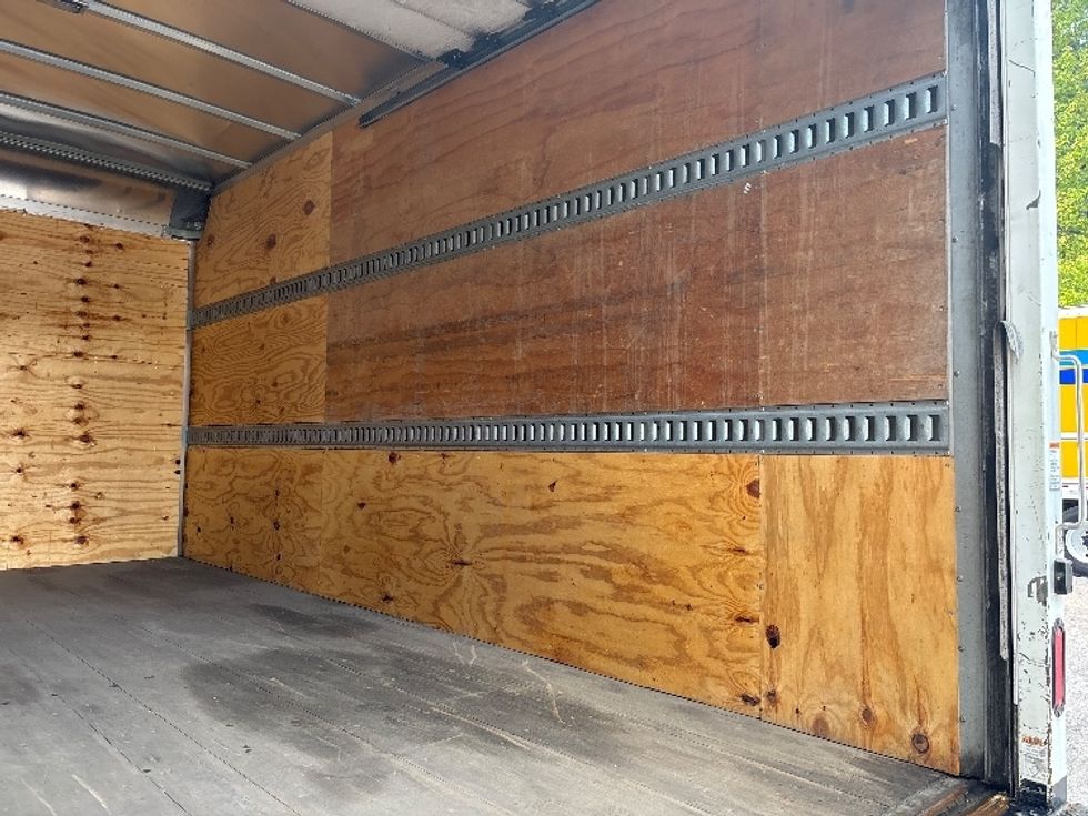 Light Duty Box Truck-Light and Medium Duty Trucks-Hino-2019-155-Ladson-SC-196,380\n\t\tmiles-$ 23,000 - Image 12