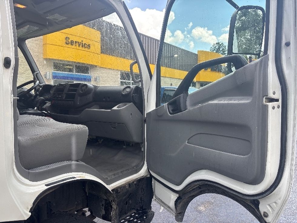 Light Duty Box Truck-Light and Medium Duty Trucks-Hino-2019-155-Ladson-SC-196,380\n\t\tmiles-$ 23,000 - Image 20