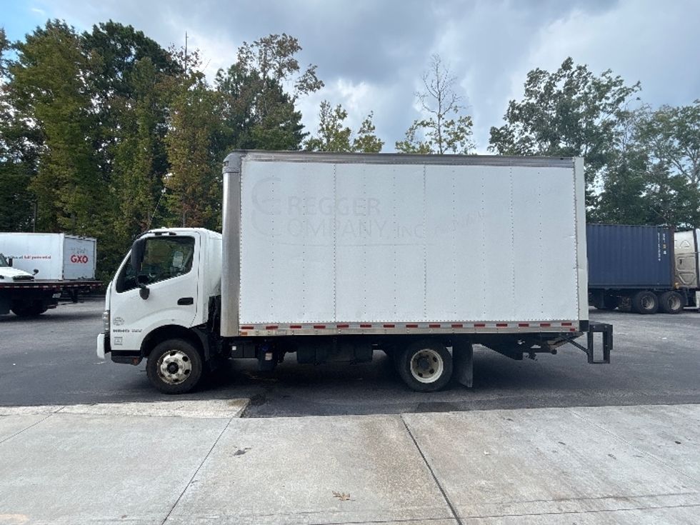 Light Duty Box Truck-Light and Medium Duty Trucks-Hino-2019-155-Ladson-SC-196,380\n\t\tmiles-$ 23,000 - Image 4