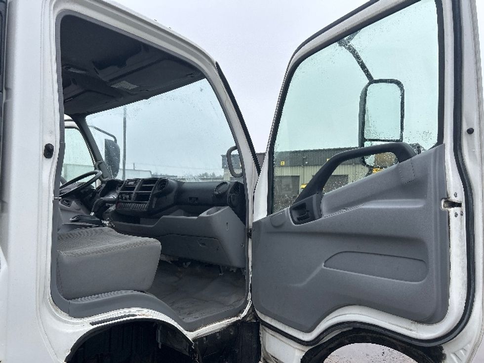 Light Duty Box Truck-Light and Medium Duty Trucks-Hino-2019-155-Londonderry-NH-296,582\n\t\tmiles-$ 23,250 - Image 19