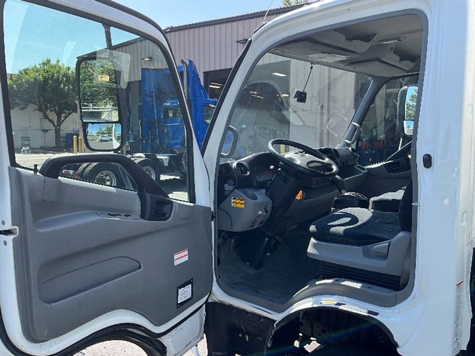 Light Duty Box Truck-Light and Medium Duty Trucks-Hino-2019-155-Portland-OR-144,411\n\t\tmiles-$ 37,500 - Image 16
