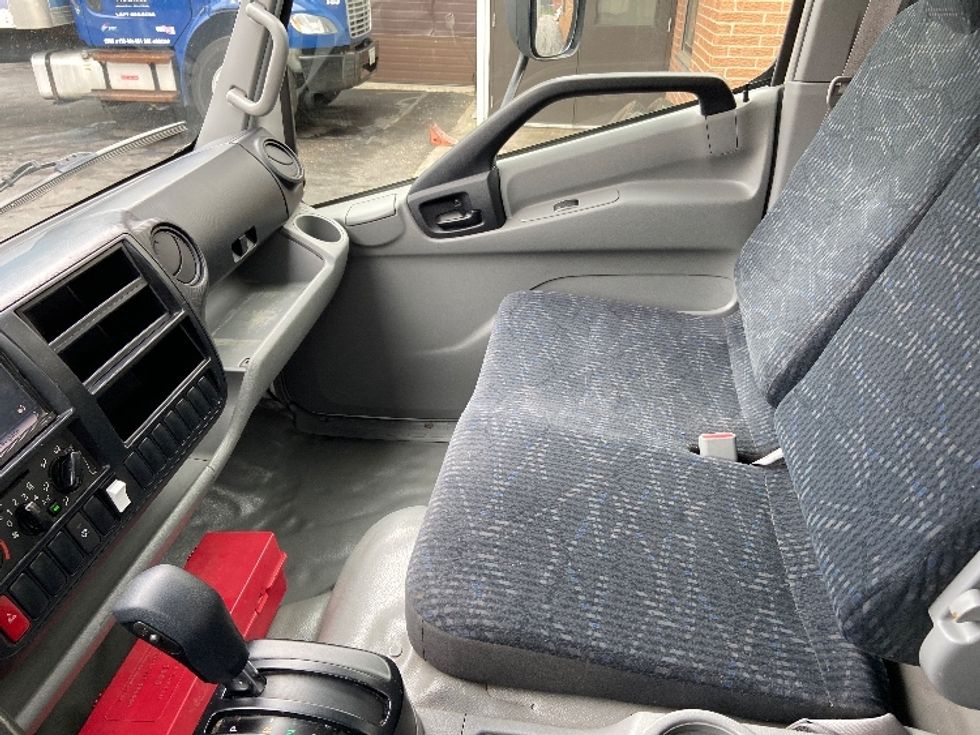 Light Duty Box Truck-Light and Medium Duty Trucks-Hino-2019-165-Mississauga-ON-123,192\n\t\tkm-$ 56,000 - Image 19