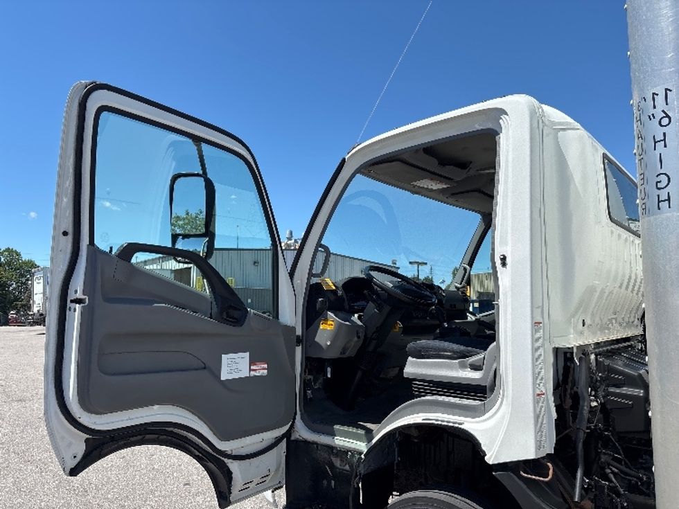 Light Duty Box Truck-Light and Medium Duty Trucks-Hino-2020-155-Brampton-ON-158,373\n\t\tkm-$ 50,250 - Image 16