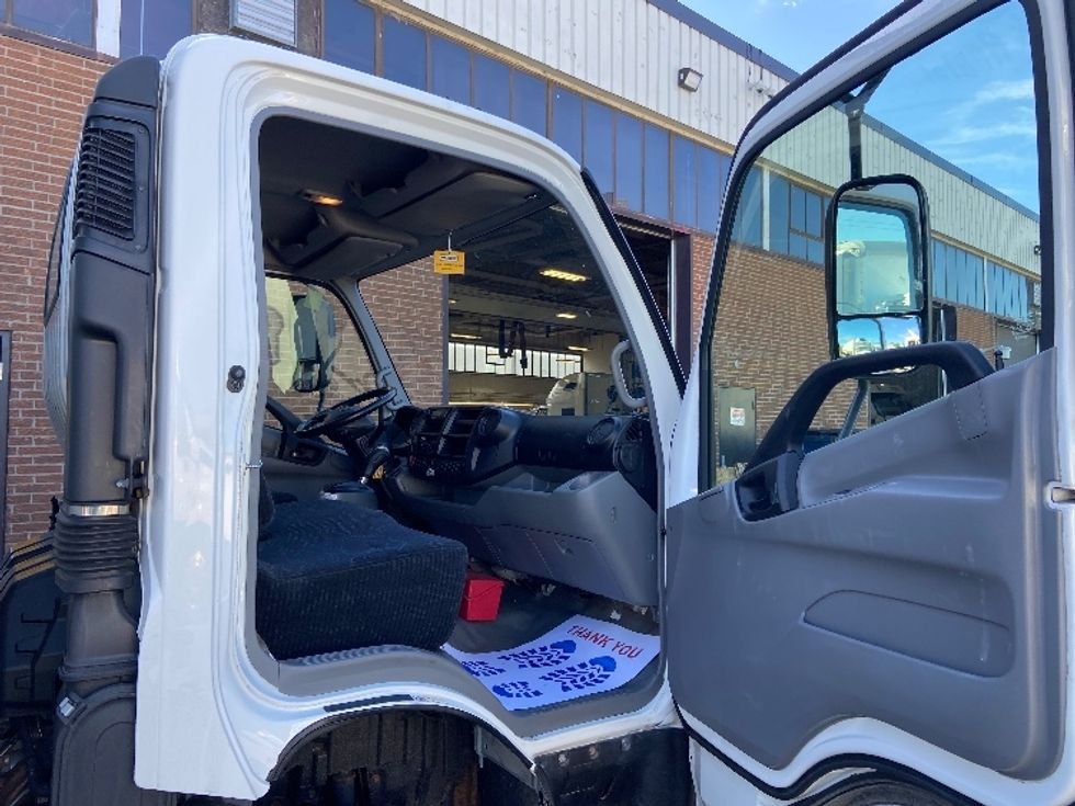 Light Duty Box Truck-Light and Medium Duty Trucks-Hino-2020-155-Brampton-ON-167,465\n\t\tkm-$ 50,250 - Image 18