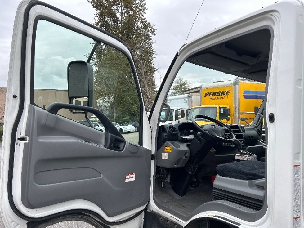 Light Duty Box Truck-Light and Medium Duty Trucks-Hino-2020-155-Burnaby-BC-138,516\n\t\tkm-$ 62,250 - Image 16