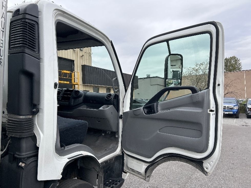 Light Duty Box Truck-Light and Medium Duty Trucks-Hino-2020-155-Burnaby-BC-138,516\n\t\tkm-$ 62,250 - Image 20