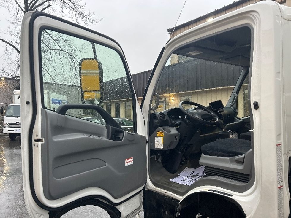 Light Duty Box Truck-Light and Medium Duty Trucks-Hino-2020-155-Burnaby-BC-158,662\n\t\tkm-$ 50,500 - Image 16