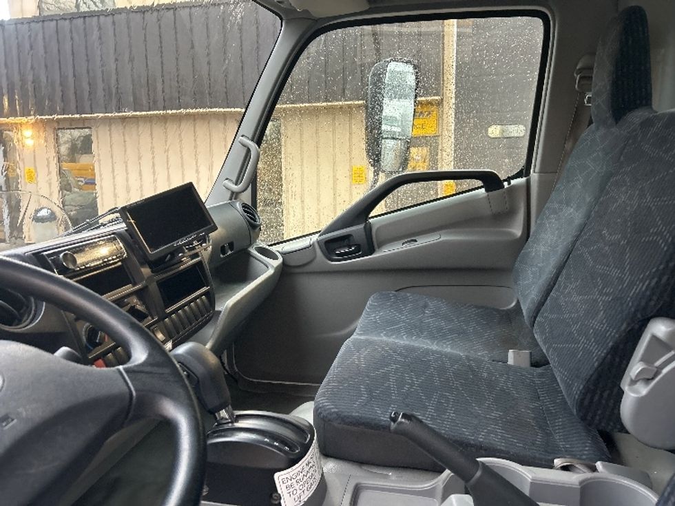 Light Duty Box Truck-Light and Medium Duty Trucks-Hino-2020-155-Burnaby-BC-158,662\n\t\tkm-$ 50,500 - Image 19