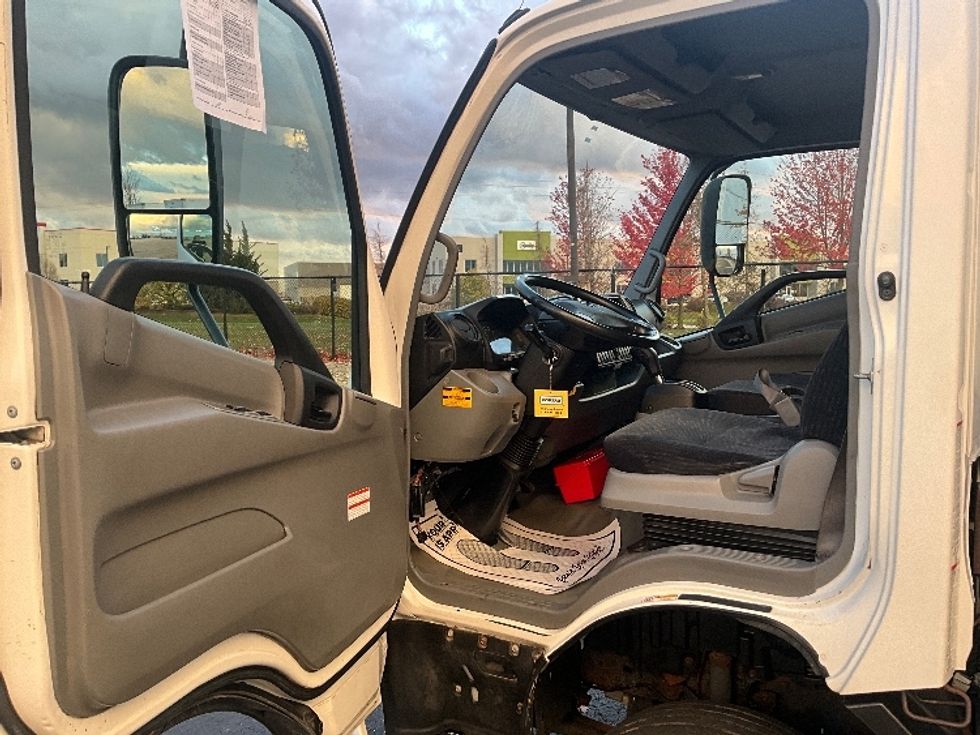 Light Duty Box Truck-Light and Medium Duty Trucks-Hino-2020-155-Cambridge-ON-205,083\n\t\tkm-$ 48,000 - Image 16