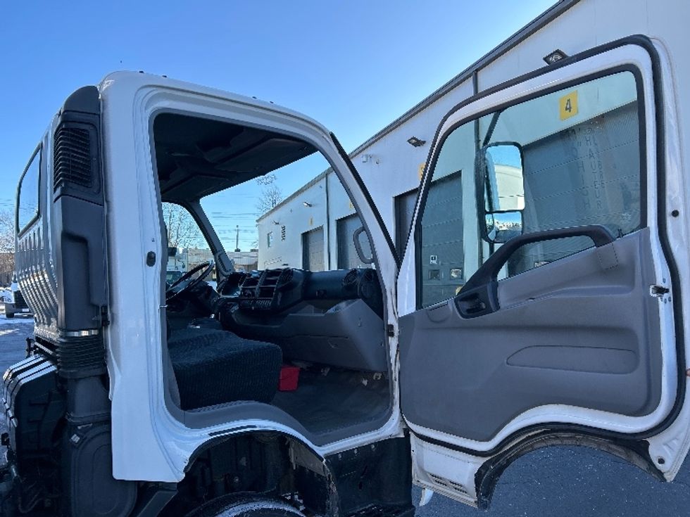 Light Duty Box Truck-Light and Medium Duty Trucks-Hino-2020-155-Dartmouth-NS-142,064\n\t\tkm-$ 52,000 - Image 20