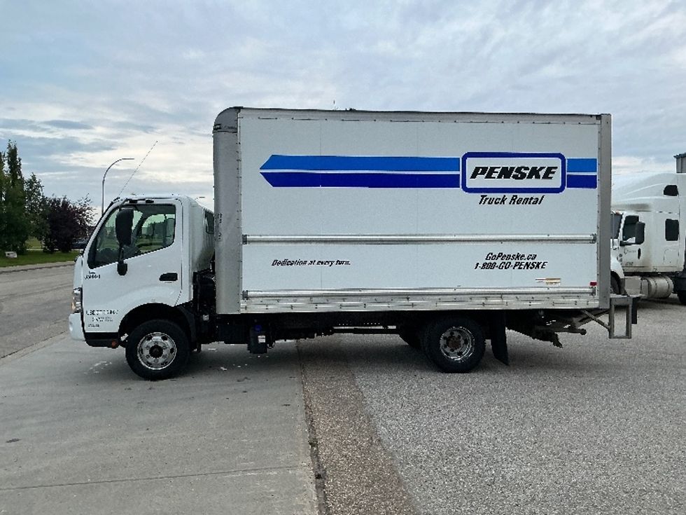 Light Duty Box Truck-Light and Medium Duty Trucks-Hino-2020-155-Edmonton-AB-165,329\n\t\tkm-$ 50,750 - Image 4