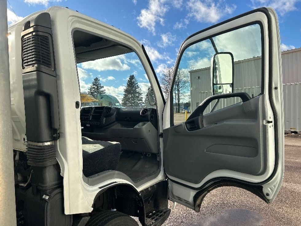 Light Duty Box Truck-Light and Medium Duty Trucks-Hino-2020-155-Moncton-NB-174,882\n\t\tkm-$ 49,250 - Image 19