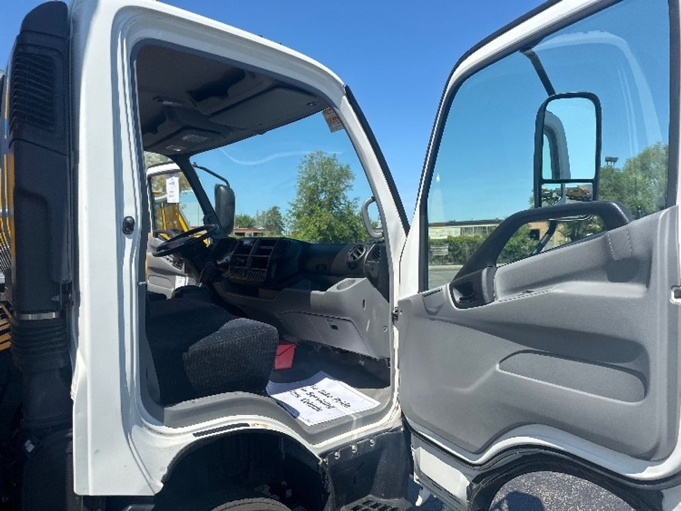 Light Duty Box Truck-Light and Medium Duty Trucks-Hino-2020-155-Toronto-ON-122,418\n\t\tkm-$ 55,000 - Image 19