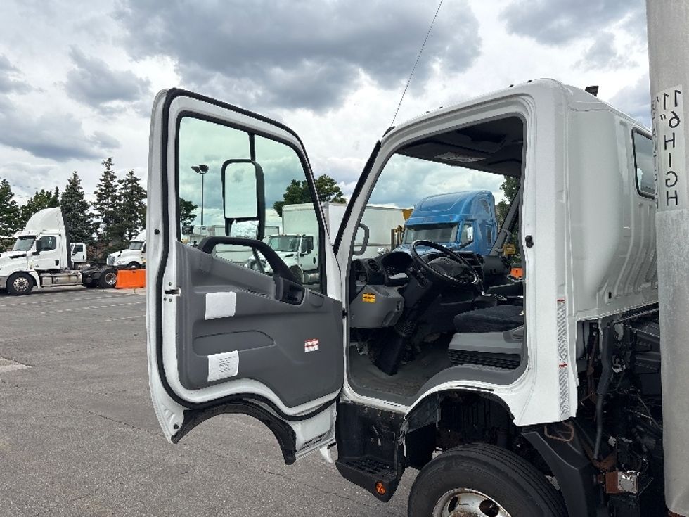 Light Duty Box Truck-Light and Medium Duty Trucks-Hino-2020-155-Toronto-ON-136,657\n\t\tkm-$ 52,500 - Image 16