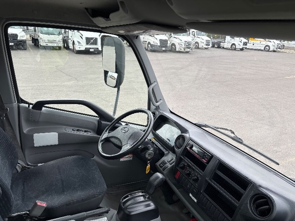 Light Duty Box Truck-Light and Medium Duty Trucks-Hino-2020-155-Toronto-ON-136,657\n\t\tkm-$ 52,500 - Image 22
