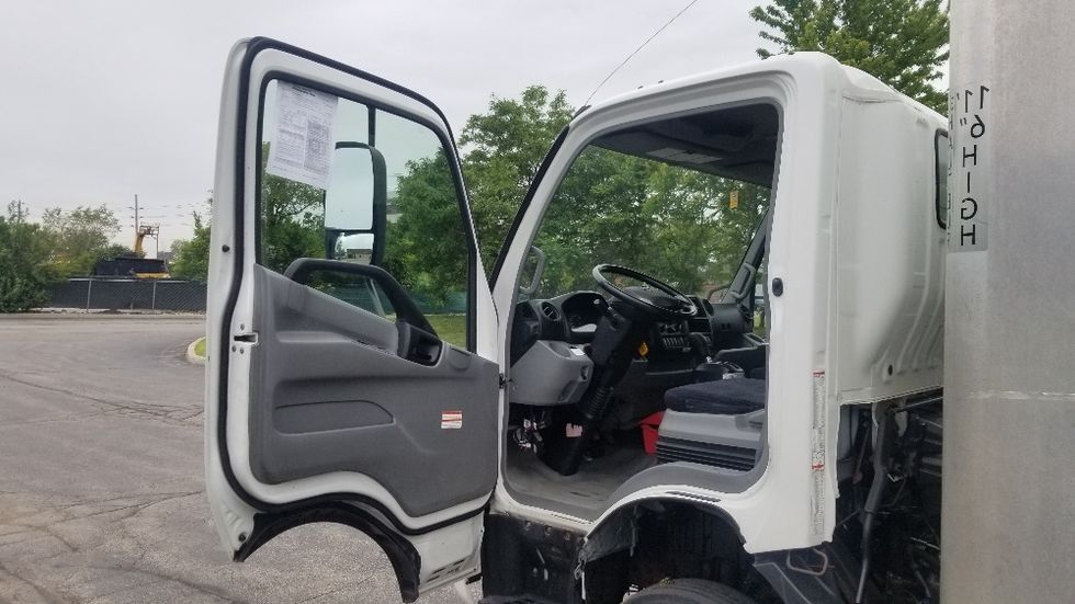 Light Duty Box Truck-Light and Medium Duty Trucks-Hino-2020-155-Toronto-ON-152,059\n\t\tkm-$ 50,750 - Image 16